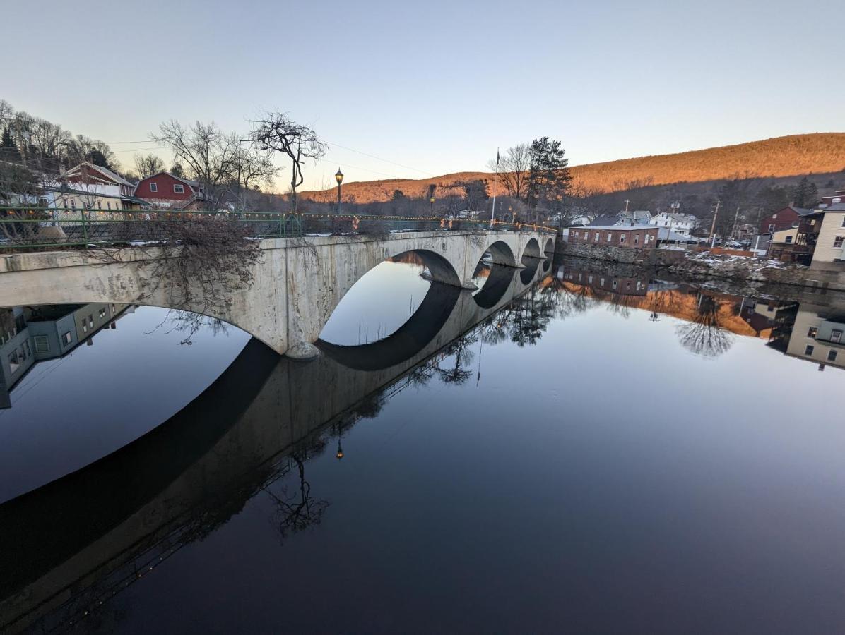 Blooming Inn Shelburne Falls Exterior foto